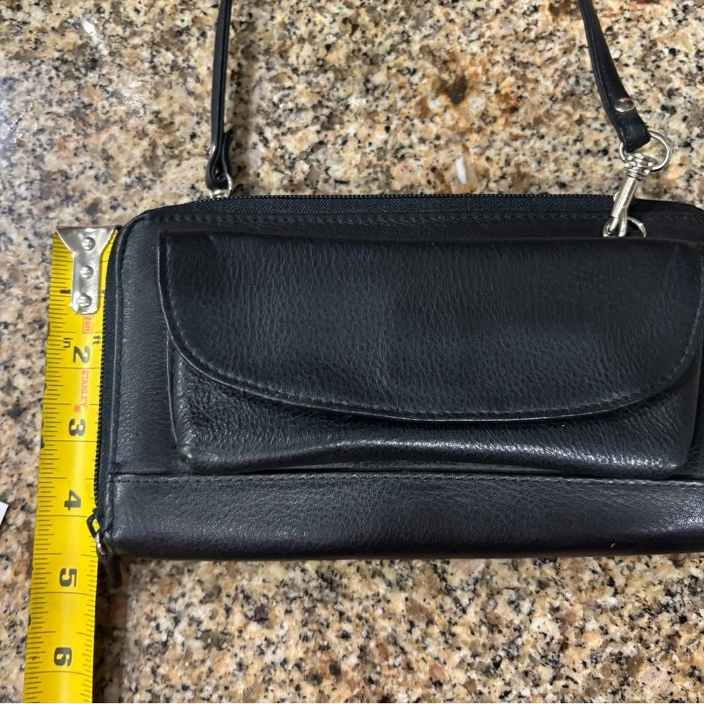 Wilsons Leather Elegant Black Crossbody Bag - Picture 14 of 16